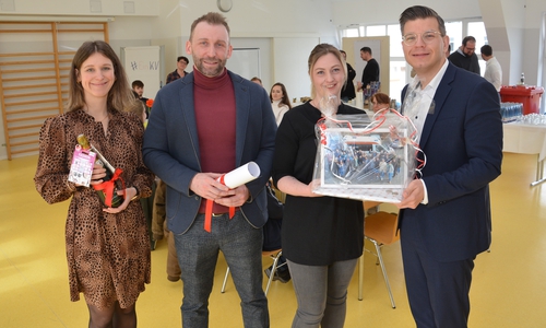 Knapp 30 Gäste kamen zur Verabschiedung von Christian Hawicks (Zweiter von links), der das ITZ mit einer Reihe von Geschenken verließ. Diese überreichten (von links) seine Vorstandskollegin Aline Gauder, Sonja Grabau (Referentin des Vorstands) und Björn Försterling, der Vorsitzende des Präsidiums.