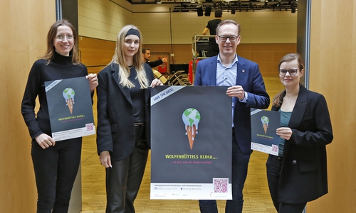 Laden alle Interessierten zum Vortragsabend in die Lindenhalle ein (von links): Ada Brakebusch, Svea Neumann, Stadtbaurat Klaus Benscheidt und Klimaschutzmanagerin Klara Krüger. 