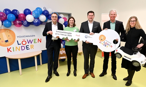 Werkleiter Martin Schmuck, Impuls- Geschäftsführerin Lisa Egen, Oberbürgermeister Dr. Thorsten Kornblum, Stv. Betriebsratsvorsitzender Alexander Biebel und Personalvorständin Group Components Dr. Anika Stappenbeck bei der symbolischen Schlüsselübergabe (v. li.).