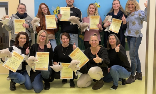 Nach bestandener Theorie- und Praxisprüfung wurde das Zertifikat zur Entspannungspädagogin für Kinder sowie gleichzeitig das Zertifikat zur Kursleiterin Progressive Muskelentspannung für Kinder verliehen.