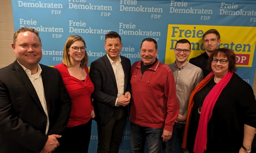 Der FDP-Kreisvorstand mit Markus Dietl, Christina Balder, Björn Försterling, Thomas Fach, Max Weitemeier, Kevin Gewalt und Bettina Otte-Kotulla.