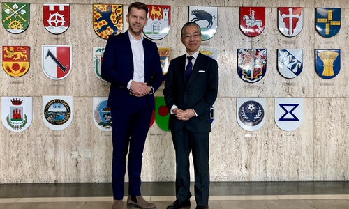 Oberbürgermeister Dennis Weilmann (li.) mit Japans Generalkonsul Shinsuke Toda vor der Wappenwand im Wolfsburger Rathaus.