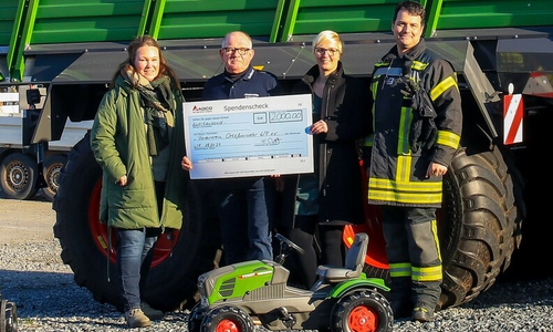 Pamela Wagenführ (Assistenz der Werksleitung Fendt), Burkhard Dube (Förderverein Ortsfeuerwehr Wolfenbüttel), Franziska Brett (Leiterin Fendt Werk Wolfenbüttel) und Sven Dost (Ortsbrandmeister Feuerwehr Wolfenbüttel) (v. li.).