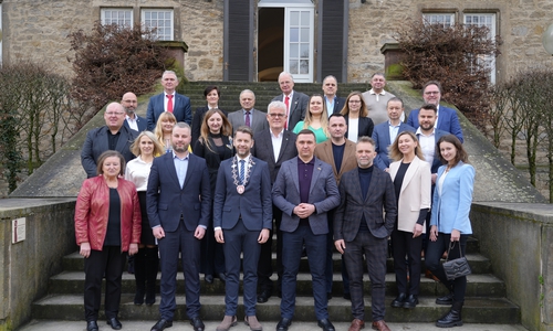 Delegationen aus den Ukrainischen Solidaritätspartnerstädten Schowkwa und Nischyn: Oleh Volskyi (Schowkwa, 2. v. l.), Oberbürgermeister Dennis Weilmann und Oleksandr Kodola (Nischyn, 2. v. r.).