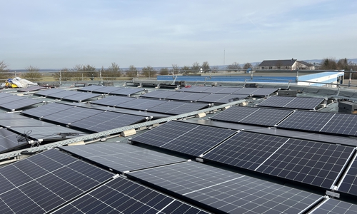 Die von den Stadtwerke-Monteuren selbst gebaute PV-Anlage generiert bald sauberen Sonnenstrom auf dem Dach des Gegenbehälters Drohnenberg Nord.