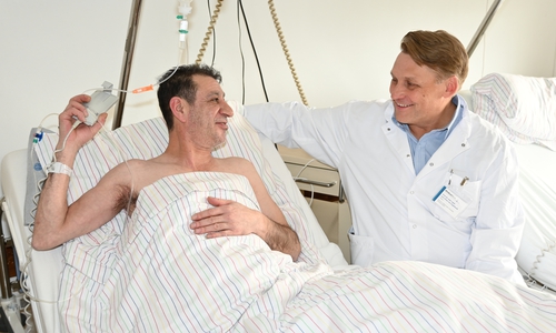 Der operierte Patient mit dem Chefarzt der Klinik für Unfallchirurgie, Orthopädie und Sportmedizin, Prof. Dr. med. Lars Victor von Engelhardt.