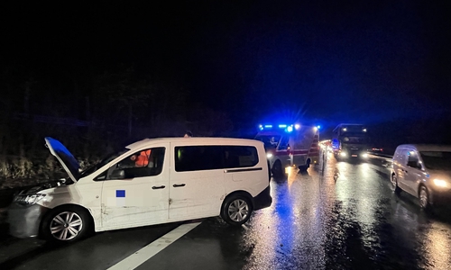 Das Auto war in die Leitplanke gefahren.