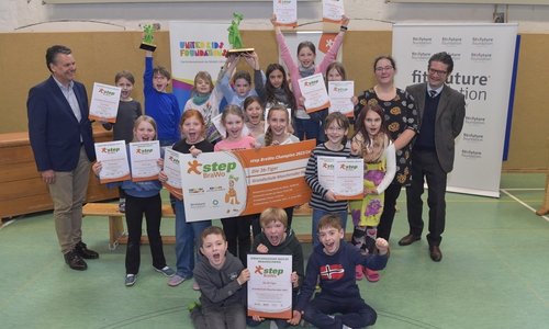 "Die 3b-Tiger" der Grundschule Mascheroder Holz erhielten von Malte Heinemann (links), Geschäftsführer fit4future foundation, und Carsten Ueberschär (re.), Leiter der Direktion Braunschweig der Volksbank BRAWO und Botschafter von United Kids Foundations, die Pokale für den step BraWo-Sieg sowie den Bundeslandsieger Niedersachsen beim step-Wettbewerb, Urkunden und 500 Euro für die Klassenkasse. 