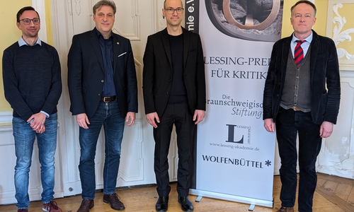 Dr. Manuel Zink (von links), Thorsten Drahn, Friedemann Schnur und Prof. Dr. Cord-Friedrich Berghahn stellten Georg Seeßlen, den diesjährigen Preisträger des Lessing-Preises für Kritik, im Lessinghaus vor sowie das Projekt THE ART ROAD TO PEACE des Vereins TAMAD e.V., das mit dem Förderpreis ausgezeichnet wird.