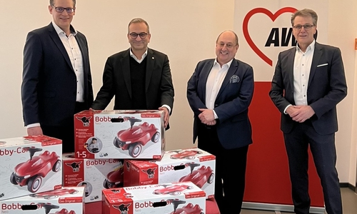 Sebastian Pany (links) und Lutz Arndt (rechts) überreichten die überraschende Spende an Rifat Fersahoglu-Weber (Vorstandvorsitzender, 2. von links) und Maic Linder (Leiter Wirtschaft, Finanzen und zentrale Verwaltung, 2. von rechts).