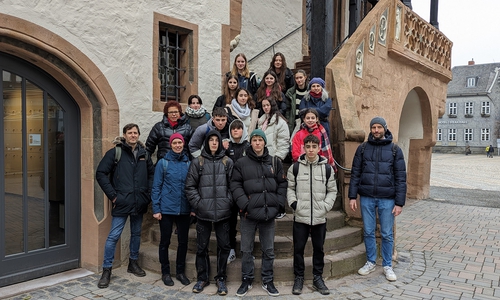 Bürgermeisterin Renate Lucksch (2. Reihe, li.) mit der internationalen Austauschgruppe aus Goslar und Abegondo zusammen mit den begleitenden Lehrkräften auf der Rathaustreppe.