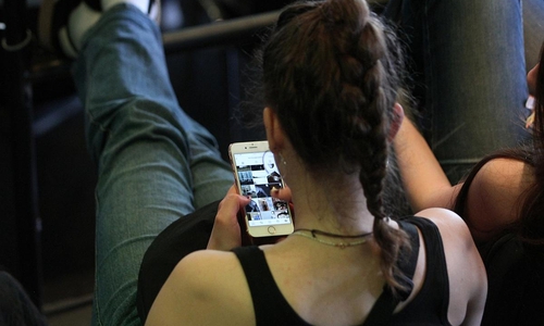 Junge Frau mit Smartphone (Archiv)