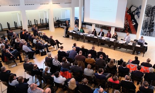 Rund 140 Vertreterinnen und Vertreter von Rettungsdiensten aus dem gesamten Land waren am heutigen Mittwoch im Goslarer Kreishaus zu Gast, um sich zu dem Thema Telenotfallmedizin zu informieren