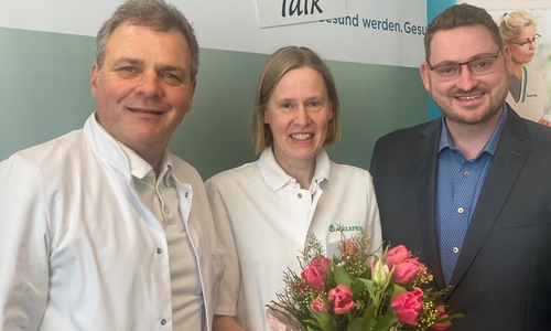 Harzkliniken-Geschäftsführer Dennis Figlus (r.) beglückwünschte die neue Ärztliche Direktorin, Dr. med Larissa Henze und dankte ihrem Vorgänger, Prof. Dr. med. Jörn Heine.