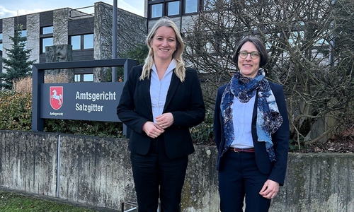 von links: Niedersächsische Justizministerin Dr. Kathrin Wahlmann, Direktorin des Amtsgerichts Salzgitter Renate Löffler.