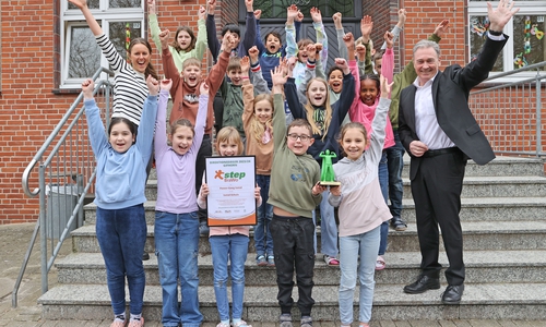 Die "Power-Gang Isetal" der Isetal-Schule Gifhorn präsentiert stolz den step BraWo-Siegerpokal übergeben von Thomas Fast, Botschafter von United Kids Foundations und Leiter der Direktion Gifhorn der Volksbank BRAWO.