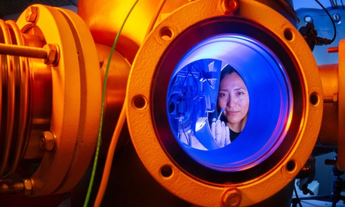 An der TU Braunschweig ätzen Wissenschaftler mit Höchstpräzision poröse Halbleiterkristalle aus Galliumnitrid, die an der Universität durch die gezielte Implantation von Ionen leitfähig gemacht werden.