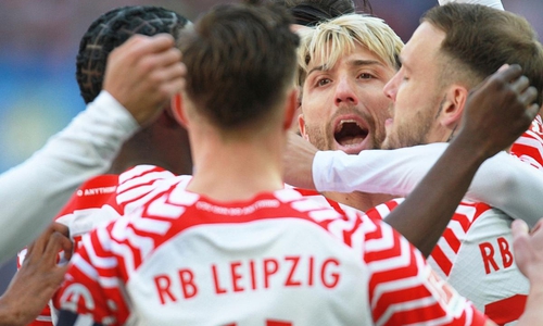 Kevin Kampl (mitte) mit anderen RB-Leipzig-Spielern am 09.03.2024