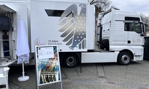 Interessierte werden eingeladen, das Mobil zu besuchen.