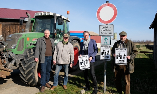 Tim Schwarzenberger (1. von links) und Thomas Wiesenhütter (3. von links) vom Landkreis Goslar werben gemeinsam mit Heiner Dege (2. von links) und Dietrich-Wilhelm Willeke von der Feldmarkinteressentschaft Harlingerode für die Kampagne „Rücksicht mach Wege breite“. Im Bereich Harlingerode sind bereits Schilder zum Kampagnenstart angebracht.