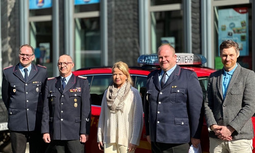 Der neue Ortsbrandmeister Lars-Helge Brennecke (2. v. re.) und sein Vorgänger Martin Kowalewsky (li.) zusammen mit Stadtbrandmeister Christian Hellmeier (2. v. l.i), Oberbürgermeisterin Urte Schwerdtner und Fachbereichsleiter Bürgerservice Sven Busse.