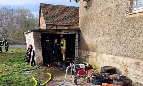 In einer Garage kam es zu einem Feuer. 