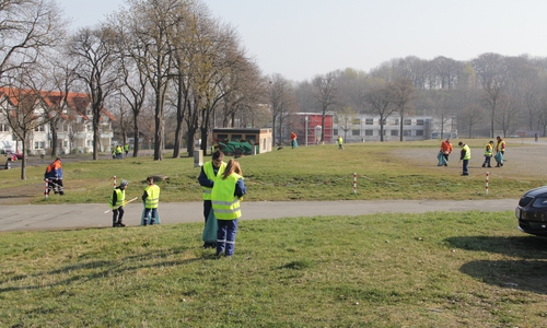 Müllboss im Einsatz: Am Wochenende sind wieder Kinder und Erwachsene im ganzen Stadtgebiet zum Müllsammeln unterwegs. Archivfoto
