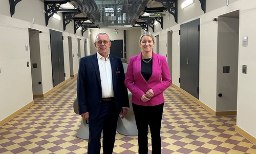 v. l. Leiter der JVA Wolfenbüttel Dieter Münzenbrock, Niedersächsische Justizministerin Dr. Kathrin Wahlmann.
