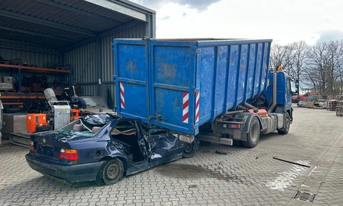 Das Auto klemmte unter dem LKW