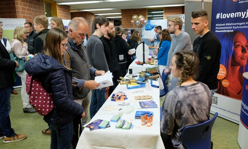 Am Messetag haben Jugendliche und ihre Familien die Gelegenheit, mit Vertreterinnen und Vertretern von mehr als 100 Unternehmen, Hochschulen, Akademien und weiteren Institutionen ins Gespräch zu kommen.