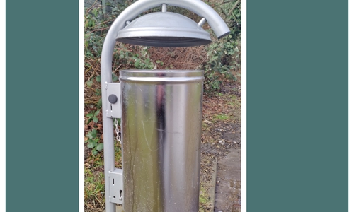 Ein neuer Abfallbehälter am Durchgang zwischen der Unterführung am Vechelder Bahnhof zum Schreberweg.