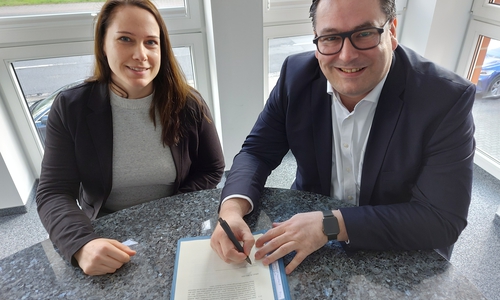 Tobias Heilmann, Landrat des Landkreises Gifhorn, und Wirtschaftsförderin Katharina Hoffmann unterschreiben beim Notar in Gifhorn den Gesellschaftsvertrag für die Landkreis Gifhorn Innovation & Service GmbH. 