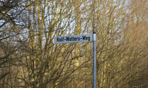 Schild des neuen Rolf-Wolters-Weges.