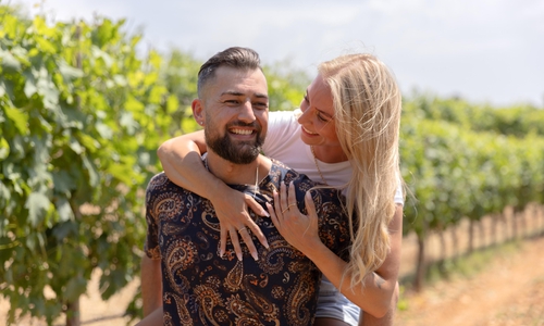 Laura und Phil stellen ihre Treue  bei Temptation Island auf die Probe.
