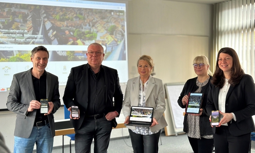 GMG-Geschäftsführerin Marina Vetter, Petra Bothe (Stadt Goslar Mediengestaltung), Oberbürgermeisterin Urte Schwerdtner, Fachbereichsleiter Oliver Kasties und Digitalisierungsbeauftragter Holger Dettmer präsentieren auf verschiedenen Endgeräten die Startseiten der neuen Internetauftritte (v. re.).