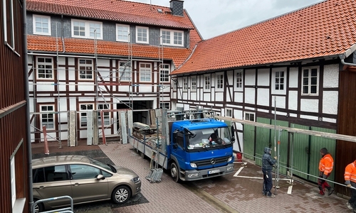 Der Innenhof des Seesener Rathauses wird eingerüstet. Die Toreinfahrt zum Rathaus ist für die Zeit der Arbeiten für den Besucherverkehr gesperrt. 