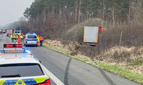 Der LKW kam von der Autobahn ab.