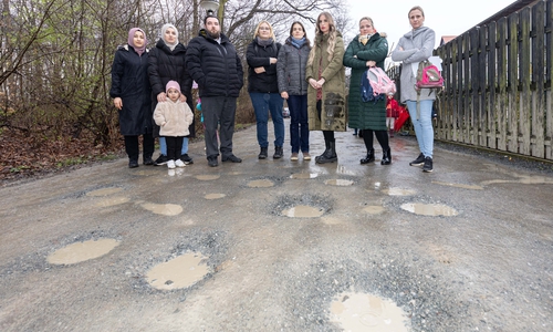 Klosterweg: Eine Gruppe Eltern beklagt den schlechten Zustand der Kita-Zuwegung.