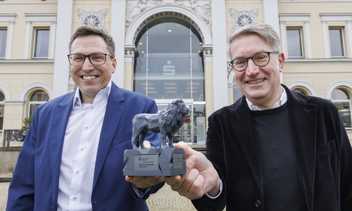 Gunnar Stratmann (links im Bild), Leiter Firmenkunden bei der Braunschweigischen Landessparkasse, und Gerold Leppa, Geschäftsführer der Braunschweig Zukunft GmbH, laden erneut junge Unternehmen ein, sich für den Gründungspreis Braunschweig zu bewerben.