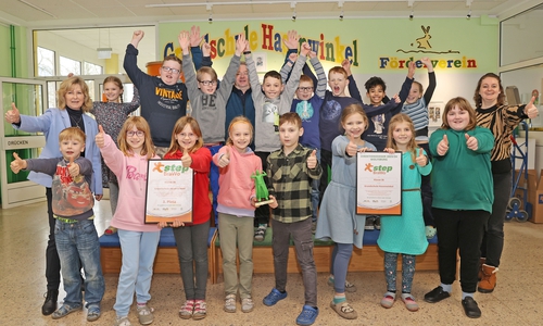 Die Kinder freuen sich über ihre Siegerurkunden, 250 Euro Preisgeld für die Klassenkasse und den Pokal, was ihnen Claudia Kayser (links), Botschafterin von United Kids Foundations, und Leiterin der Direktion Wolfsburg der Volksbank BRAWO, überreichte.