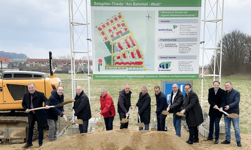 Christian Striese (AR Wohnbau, Ortsbürgermeister), Johannes Eickmann (WEVG), Christian Heinrich (Wohnbau), Oberbürgermeister Frank Klingebiel, Jens Bischoff (Wohnbau), Maik Tauchert (MT), Tim Skoczyk (GIG), Rainer Krause (WEVG), Kai Knischewski (GF NWD Bau), Michael Tacke (Stadt Salzgitter), Michael Letter (AR Wohnbau) (v. li.).