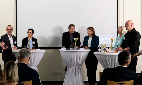 Olaf Brandes (Niedersachsen Metall), Kerstin Kuechler-Kakoschke (Agentur für Arbeit), Peter Schürmann (Partnerschaft für Lehrstellen e.V.), Ministerin Julia Willie Hamburg, Heidi Kluth (Handwerkskammer Braunschweig-Lüneburg-Stade) und Dr. Martin Koch von der Leibniz Universität Hannover (v. li.).
