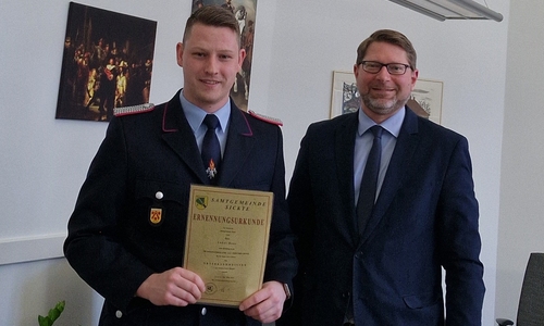 Lukas Hans (li.) wurde von Samtgemeindebürgermeister Marco Kelb für eine weitere Amtszeit zum Hötzumer Ortsbrandmeister ernannt. 