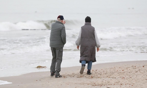 Älteres Paar am Strand (Archiv)