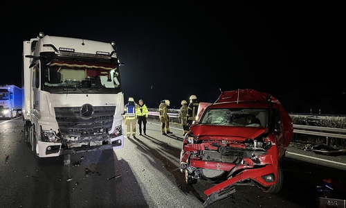 Die Fahrzeuge wurden erheblich beschädigt.