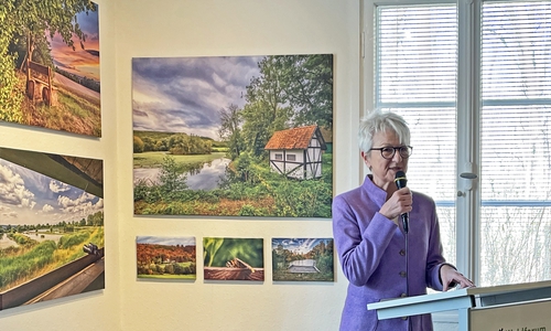 Landrätin Christiana Steinbrügge während der Aufstellungseröffnung. Im Hintergrund die Fotografien von Manuela Feuerhahn. Die Verwaltung des Naturparks Elm-Lappwald ist Aufgabe des Landkreises Wolfenbüttel.