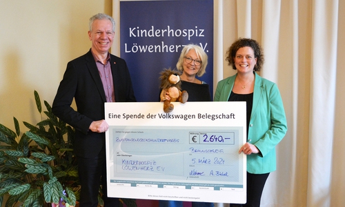 Alexander Biebel (Stellv. Betriebsratsvorsitzender) übergab den symbolischen Spendenscheck gemeinsam mit Nina Krumme (Personal Braunschweig, rechts) an Melinda Lechtenberg (Koordinatorin Kinderhospiz Löwenherz e.V., Mitte).