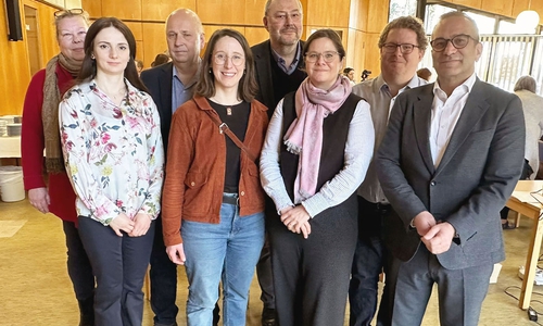 Im Rahmen der Auftaktveranstaltung am 1. März 2024 wurde das neue AWO-Stadtteilprojekt „Bunter Ring“ vorgestellt (von links): Sabine Sewella (Bezirksbürgermeisterin), Lale Vahabzada (Projektkoordinatorin „Bunter Ring“), Martin Stützer (Leiter der AWO-Migrationsberatung), Swantje Schendel (Mitglied des Niedersächsischen Landtages), Dirk Bitterberg (Leiter Geschäftsfeld Familie & Soziale Dienste, AWO-Bezirksverband Braunschweig), Dr. Christina Rentzsch (Sozialdezernentin der Stadt Braunschweig), Andreas Kern (Leiter des Seniorenbüros Braunschweig), Rifat-Fersahoglu-Weber (Vorstandsvorsitzender AWO-Bezirksverband Braunschweig).