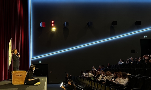 Oberbürgermeisterin Urte Schwerdtner begrüßte die Schülerinnen und Schüler im Cineplex.