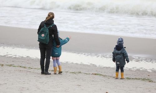 Alleinerziehende am Strand (Archiv)
